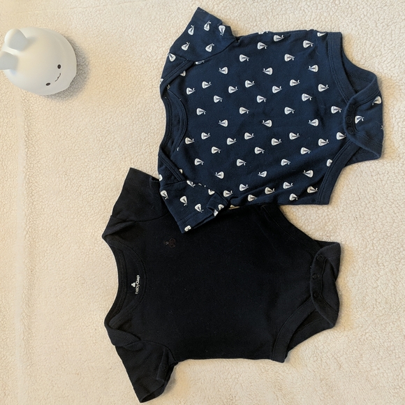 *4/$20* Two short sleeved bodysuits Baby Gap and JoeFresh size 0-3months - Picture 1 of 6